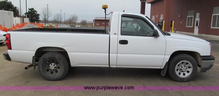 image for item E5844 2005 Chevrolet Silverado 1500 pickup truck