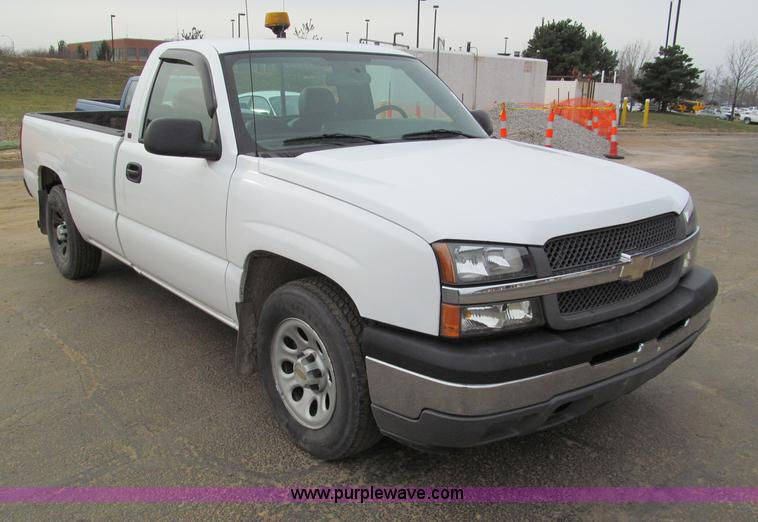 image for item E5844 2005 Chevrolet Silverado 1500 pickup truck
