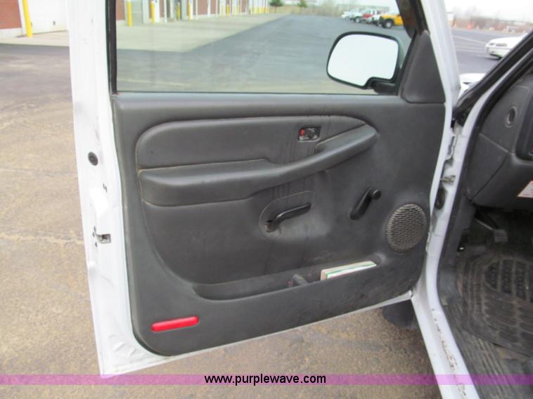 image for item E5844 2005 Chevrolet Silverado 1500 pickup truck