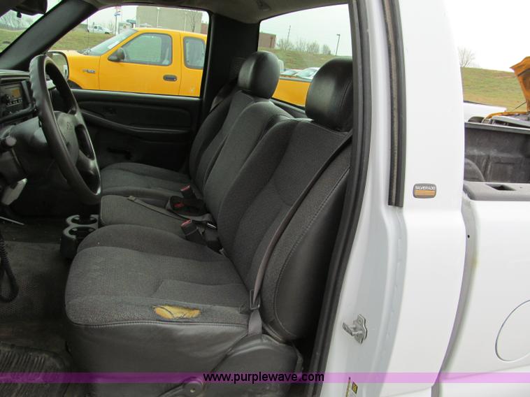 image for item E5844 2005 Chevrolet Silverado 1500 pickup truck