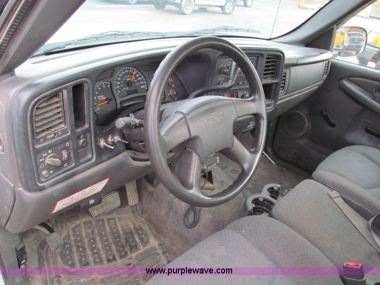 image for item E5844 2005 Chevrolet Silverado 1500 pickup truck