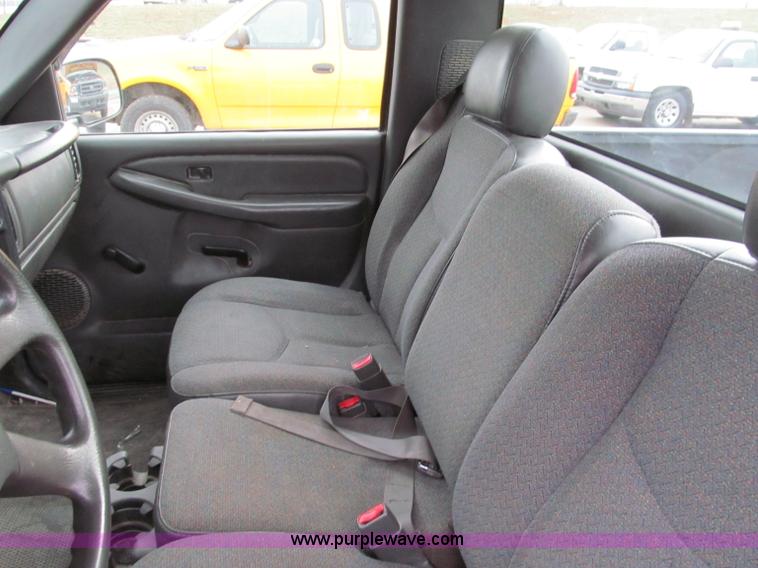 image for item E5844 2005 Chevrolet Silverado 1500 pickup truck