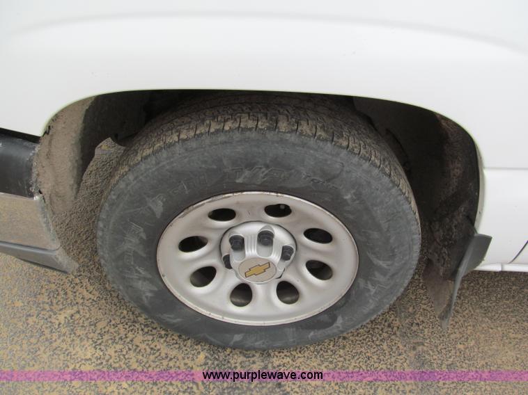 image for item E5844 2005 Chevrolet Silverado 1500 pickup truck