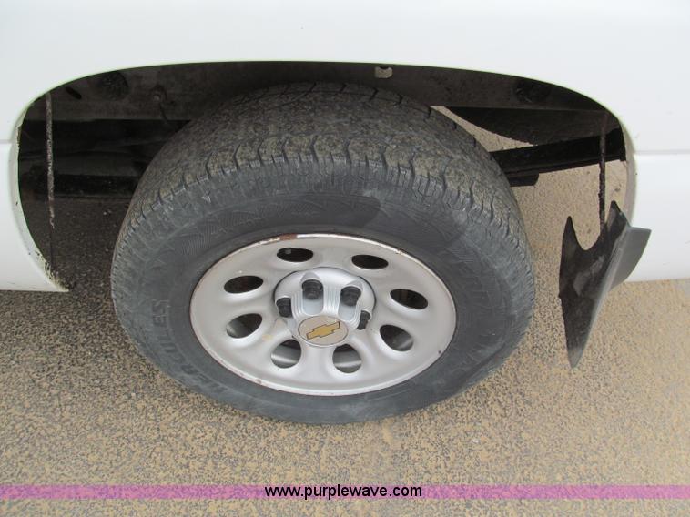 image for item E5844 2005 Chevrolet Silverado 1500 pickup truck