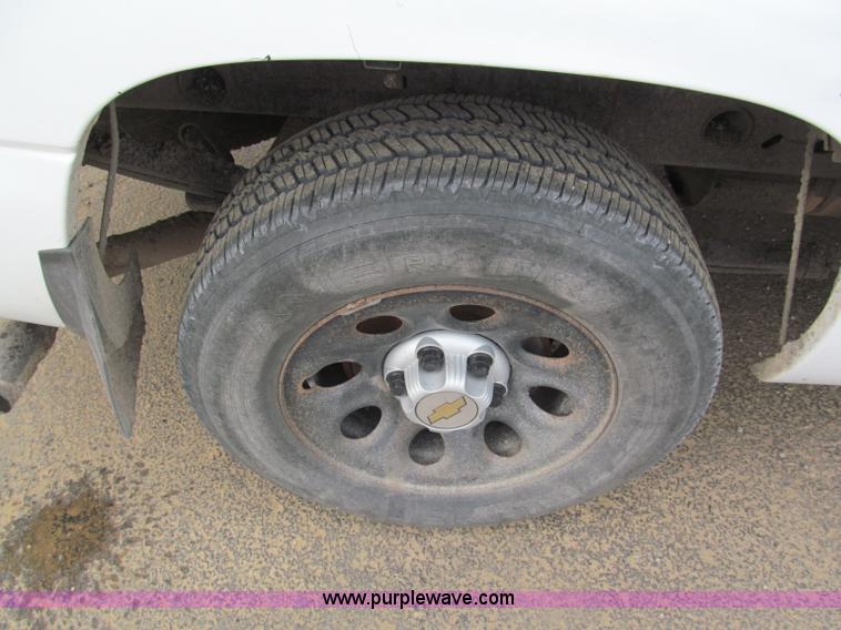 image for item E5844 2005 Chevrolet Silverado 1500 pickup truck