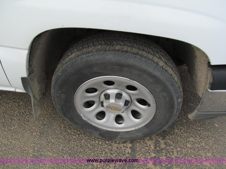 image for item E5844 2005 Chevrolet Silverado 1500 pickup truck
