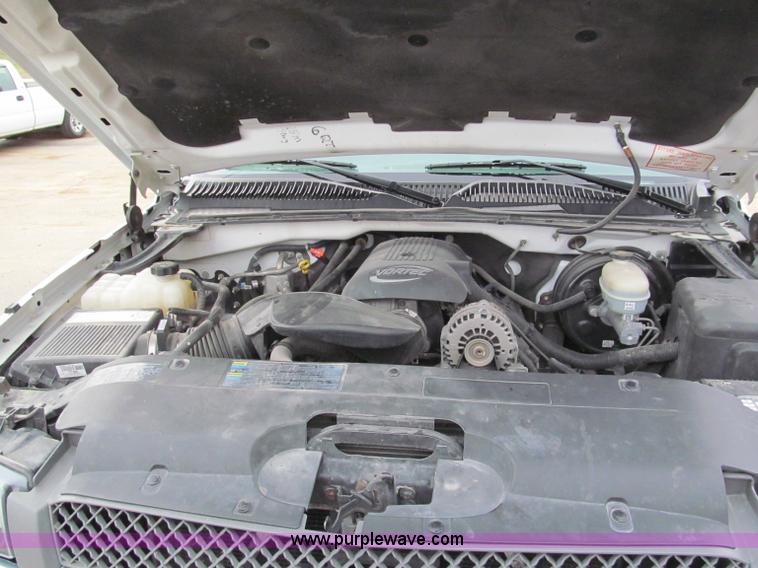 image for item E5844 2005 Chevrolet Silverado 1500 pickup truck