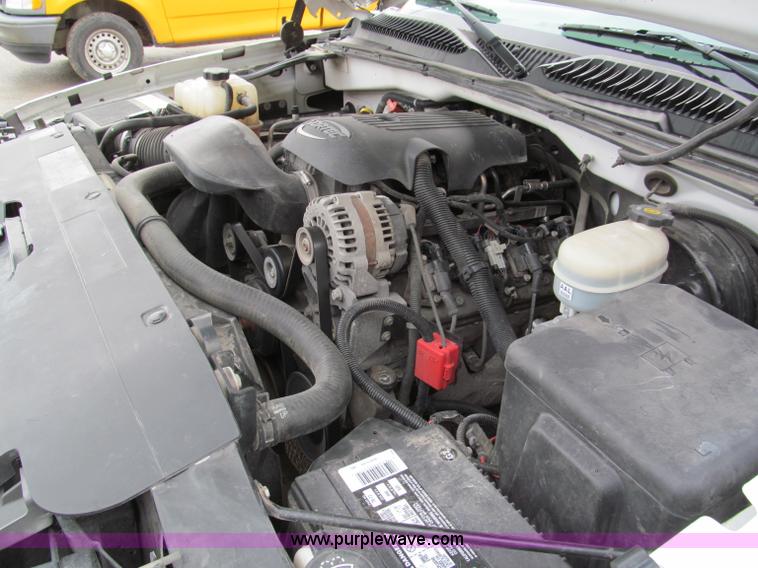 image for item E5844 2005 Chevrolet Silverado 1500 pickup truck