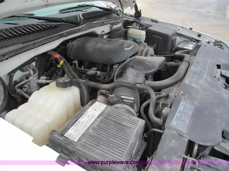 image for item E5844 2005 Chevrolet Silverado 1500 pickup truck