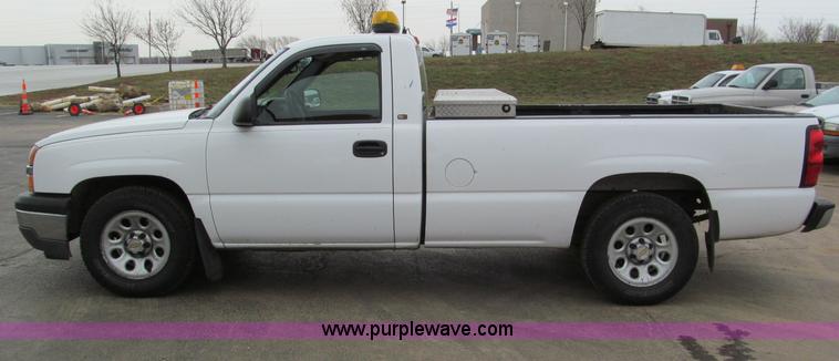 image for item E5847 2005 Chevrolet Silverado 1500 pickup truck