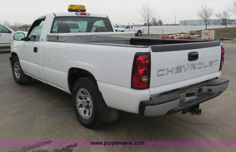 image for item E5847 2005 Chevrolet Silverado 1500 pickup truck