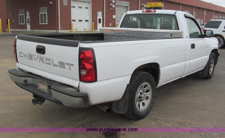 image for item E5847 2005 Chevrolet Silverado 1500 pickup truck