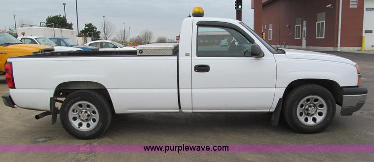 image for item E5847 2005 Chevrolet Silverado 1500 pickup truck