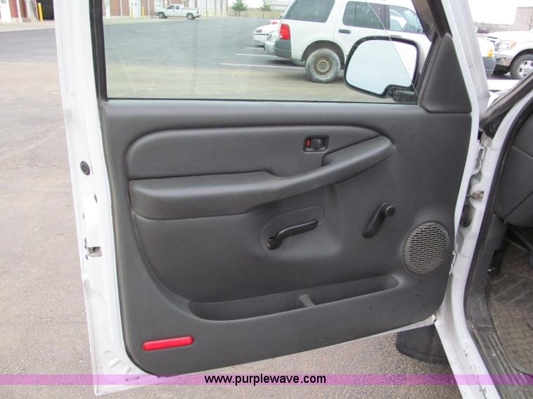 image for item E5847 2005 Chevrolet Silverado 1500 pickup truck