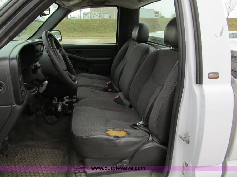 image for item E5847 2005 Chevrolet Silverado 1500 pickup truck