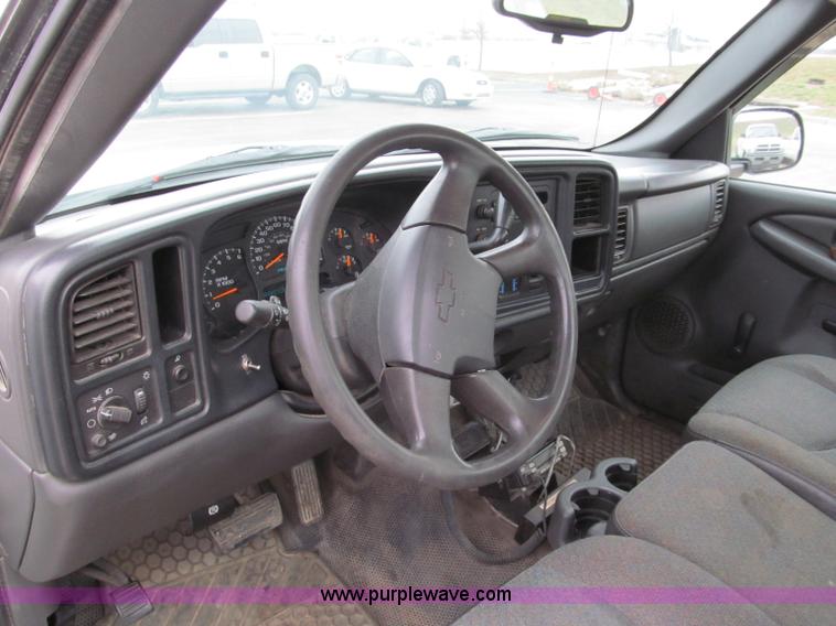 image for item E5847 2005 Chevrolet Silverado 1500 pickup truck