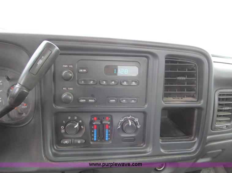 image for item E5847 2005 Chevrolet Silverado 1500 pickup truck