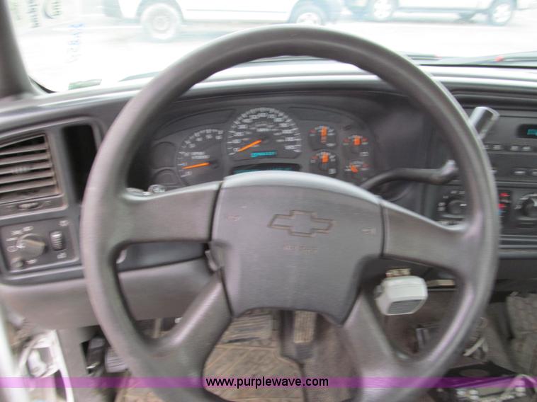 image for item E5847 2005 Chevrolet Silverado 1500 pickup truck