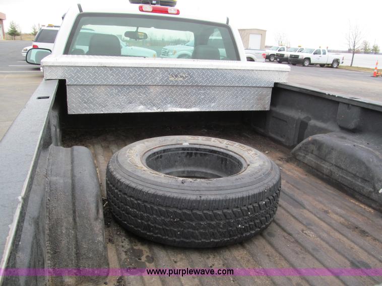 image for item E5847 2005 Chevrolet Silverado 1500 pickup truck