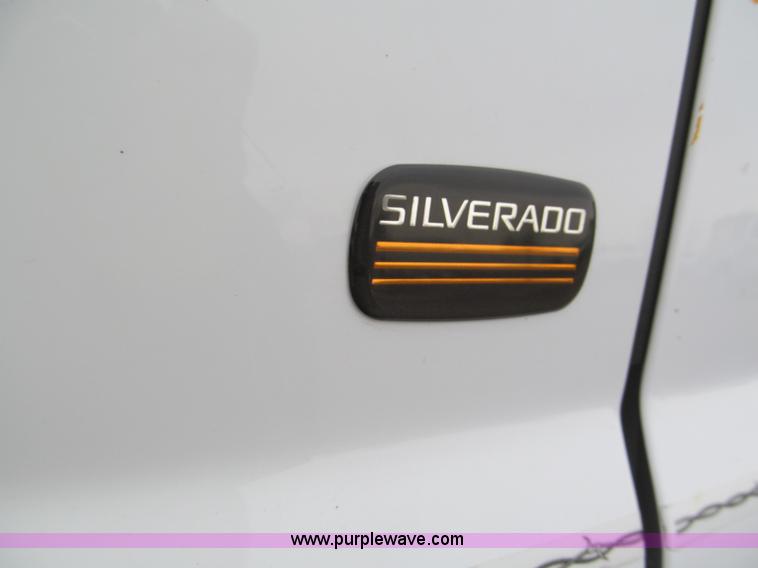 image for item E5847 2005 Chevrolet Silverado 1500 pickup truck