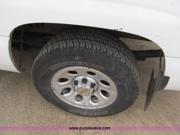 image for item E5847 2005 Chevrolet Silverado 1500 pickup truck