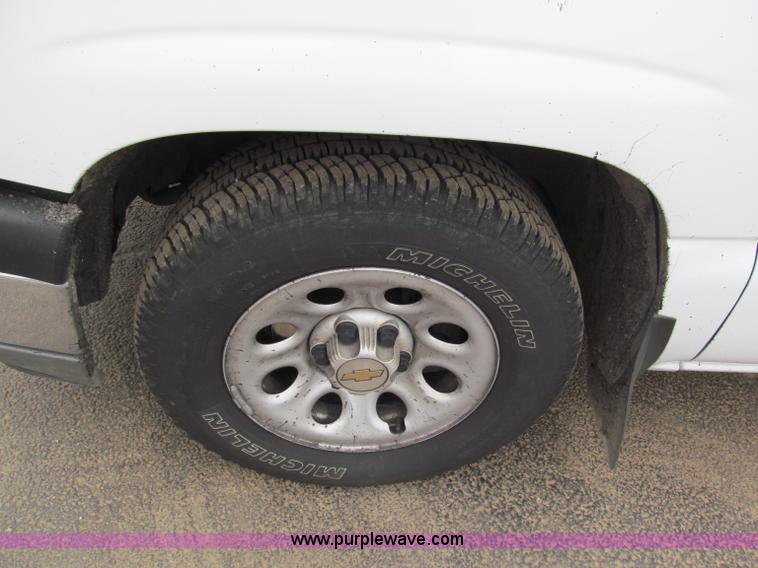 image for item E5847 2005 Chevrolet Silverado 1500 pickup truck
