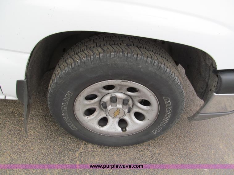 image for item E5847 2005 Chevrolet Silverado 1500 pickup truck