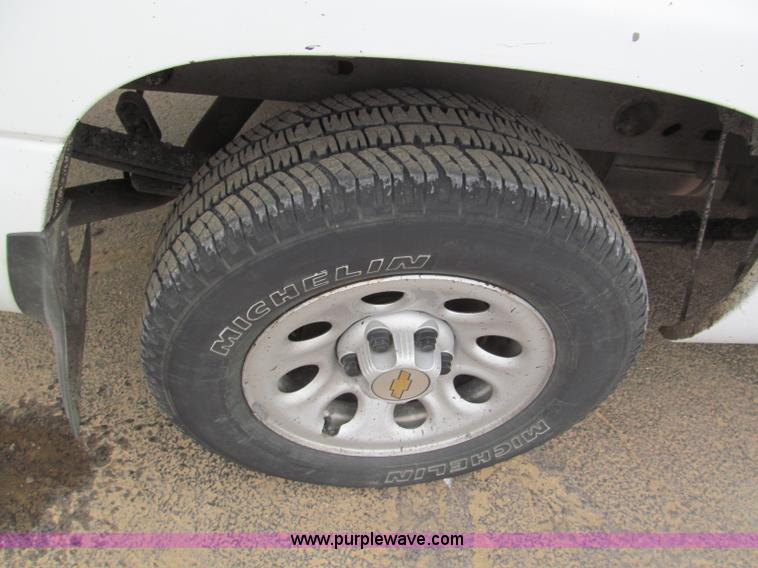 image for item E5847 2005 Chevrolet Silverado 1500 pickup truck