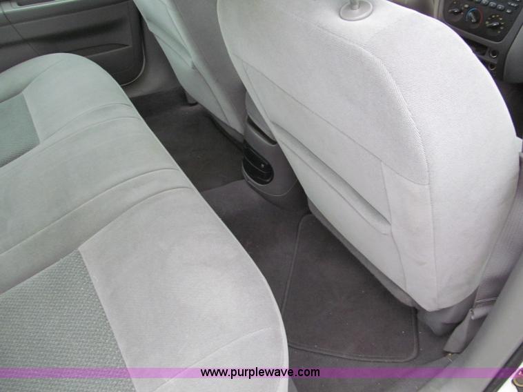 image for item E5848 2004 Ford Taurus LX