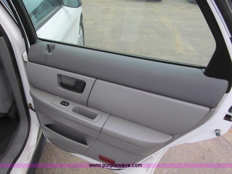 image for item E5848 2004 Ford Taurus LX