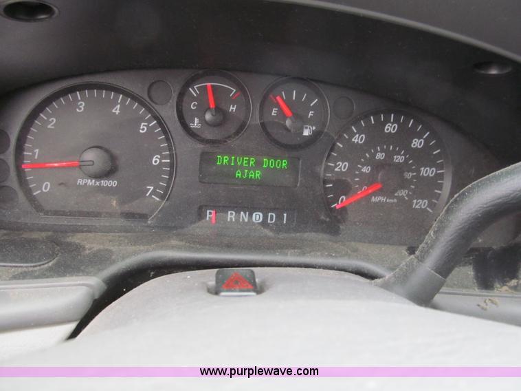 image for item E5848 2004 Ford Taurus LX