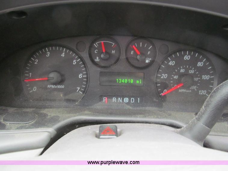 image for item E5848 2004 Ford Taurus LX