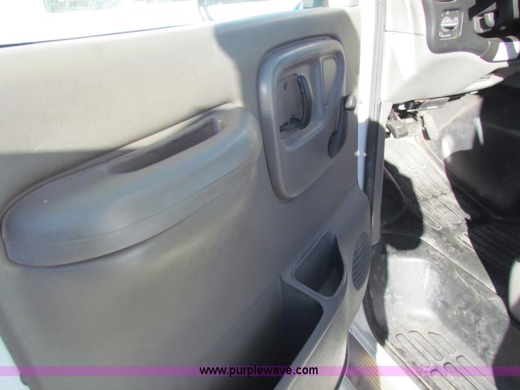 image for item E8216 2001 Chevrolet Express 3500 Cargo bus