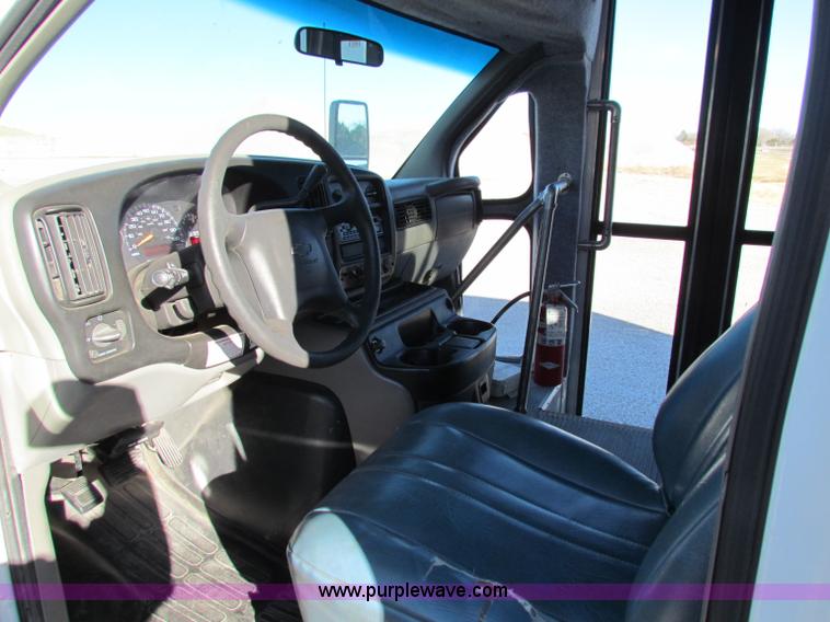 image for item E8216 2001 Chevrolet Express 3500 Cargo bus
