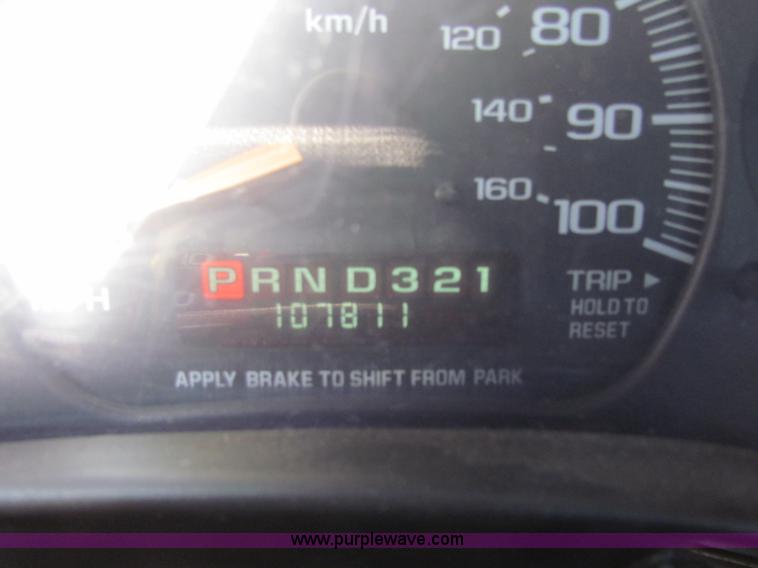 image for item E8216 2001 Chevrolet Express 3500 Cargo bus