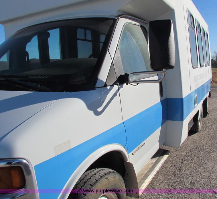 image for item E8216 2001 Chevrolet Express 3500 Cargo bus