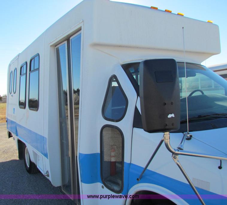 image for item E8216 2001 Chevrolet Express 3500 Cargo bus