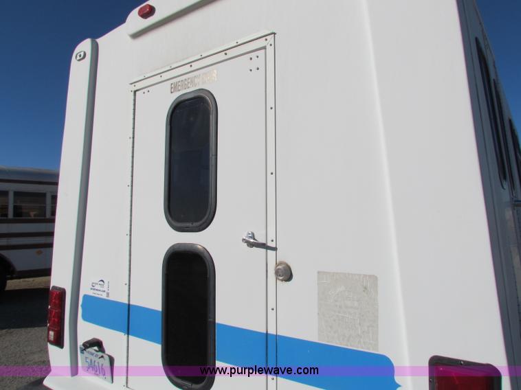 image for item E8216 2001 Chevrolet Express 3500 Cargo bus