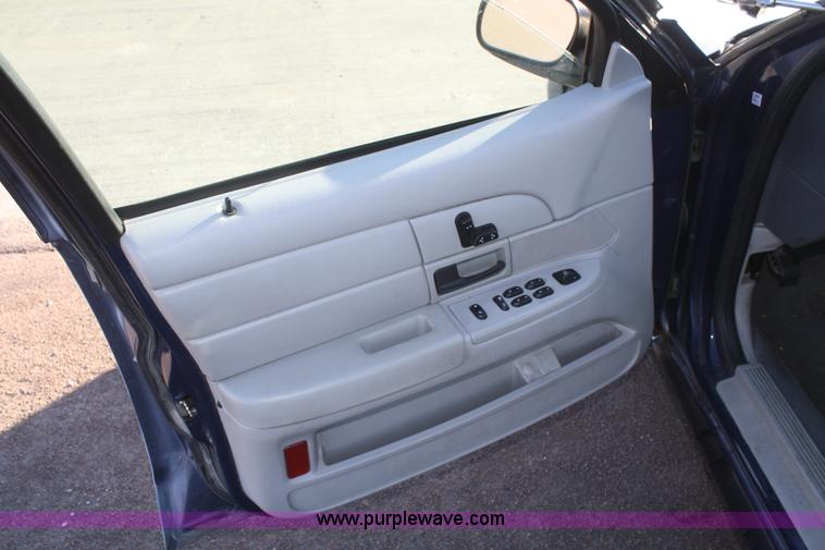 image for item F2502 2004 Ford Crown Victoria Police Interceptor