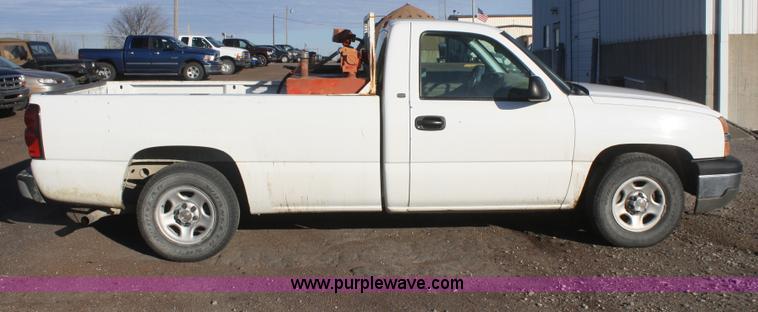 image for item F2722 2004 Chevrolet Silverado 1500 pickup truck
