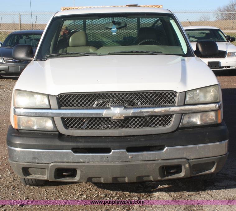 image for item F2722 2004 Chevrolet Silverado 1500 pickup truck