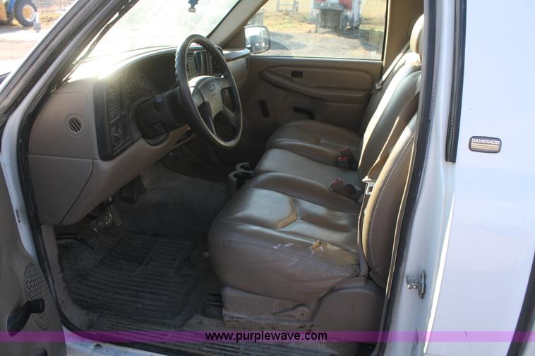 image for item F2722 2004 Chevrolet Silverado 1500 pickup truck