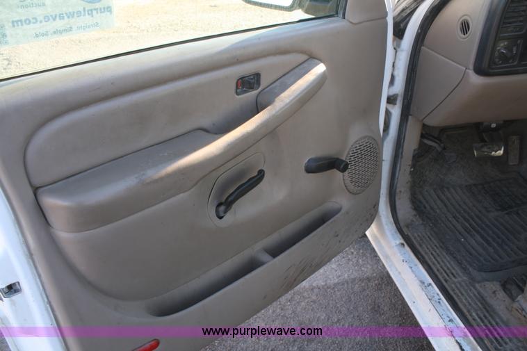 image for item F2722 2004 Chevrolet Silverado 1500 pickup truck