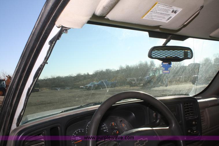 image for item F2722 2004 Chevrolet Silverado 1500 pickup truck