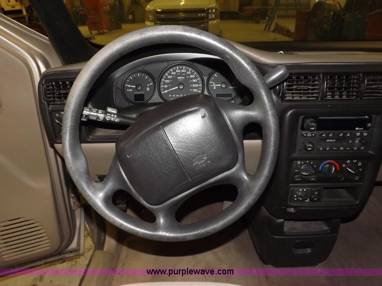 image for item F6340 2000 Chevrolet Venture LS van