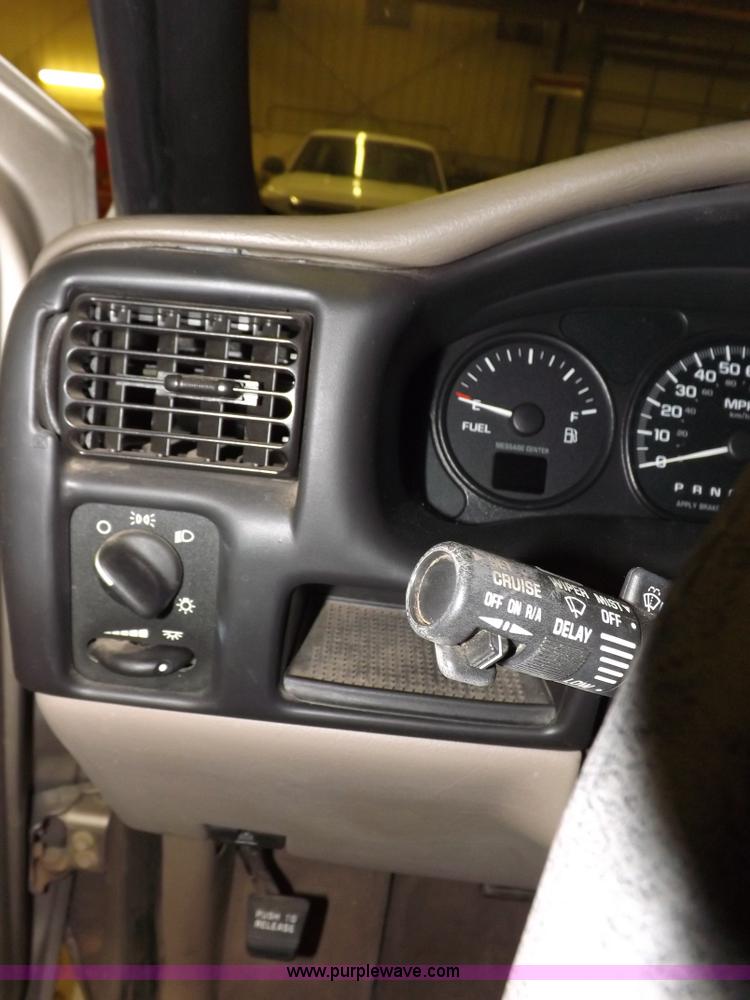 image for item F6340 2000 Chevrolet Venture LS van