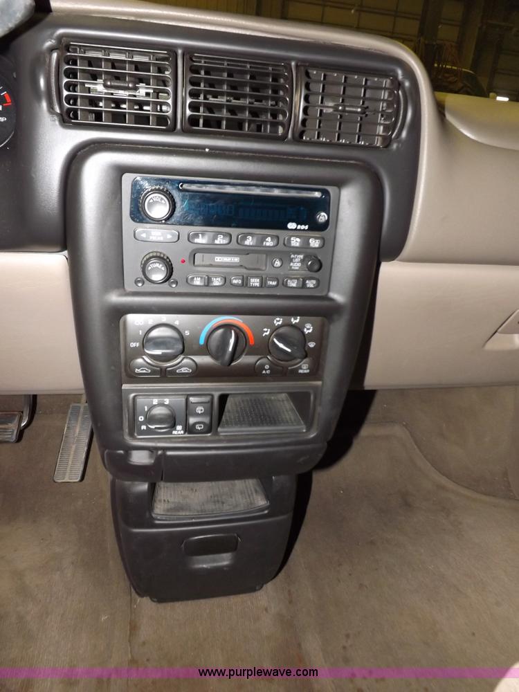 image for item F6340 2000 Chevrolet Venture LS van