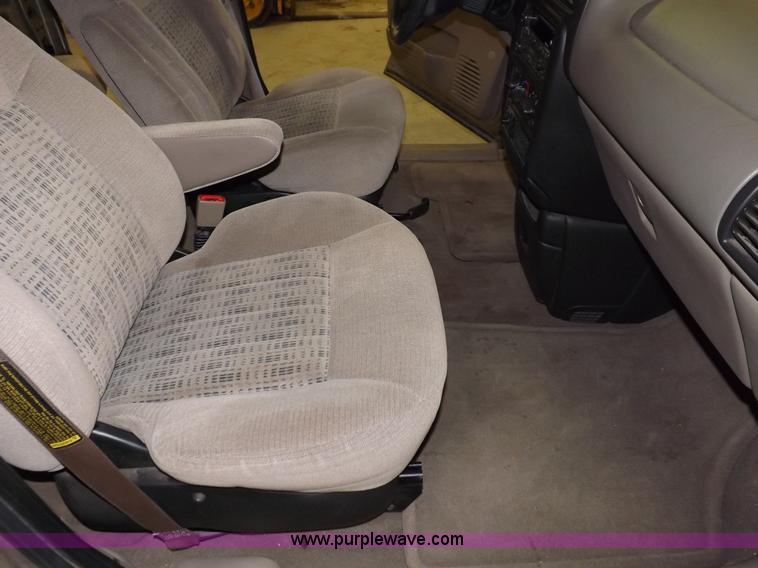 image for item F6340 2000 Chevrolet Venture LS van