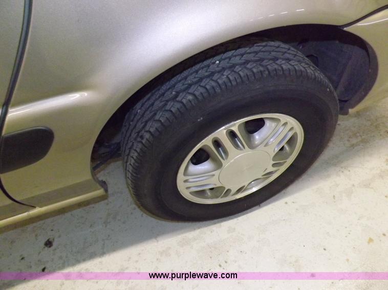 image for item F6340 2000 Chevrolet Venture LS van