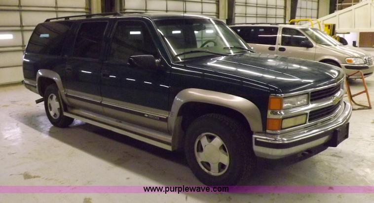 image for item F6341 1999 Chevrolet Suburban 1500 LS SUV